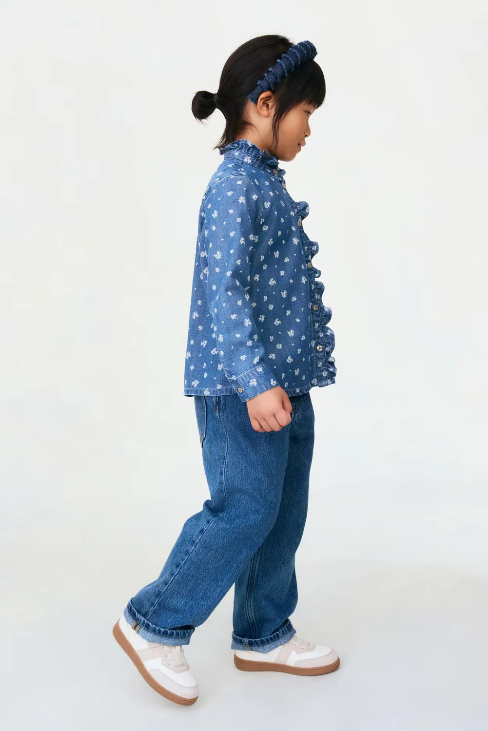 Джинсовая блузка с оборкой H&M, Denimblau/Geblümt — фото 3
