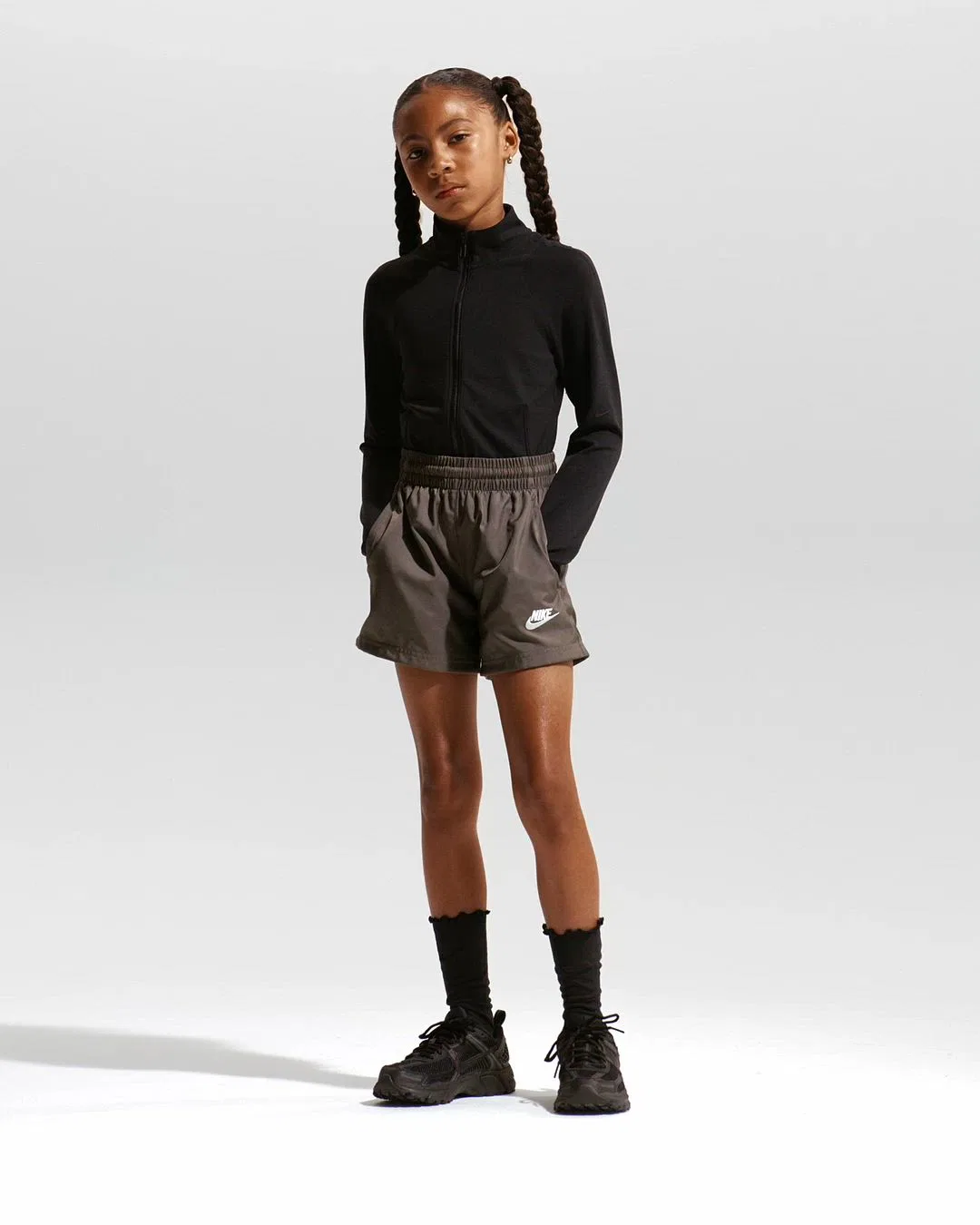 Детские шорты из у woven-ткани Nike Sportswear Club Cave Stone, Серый — фото 2