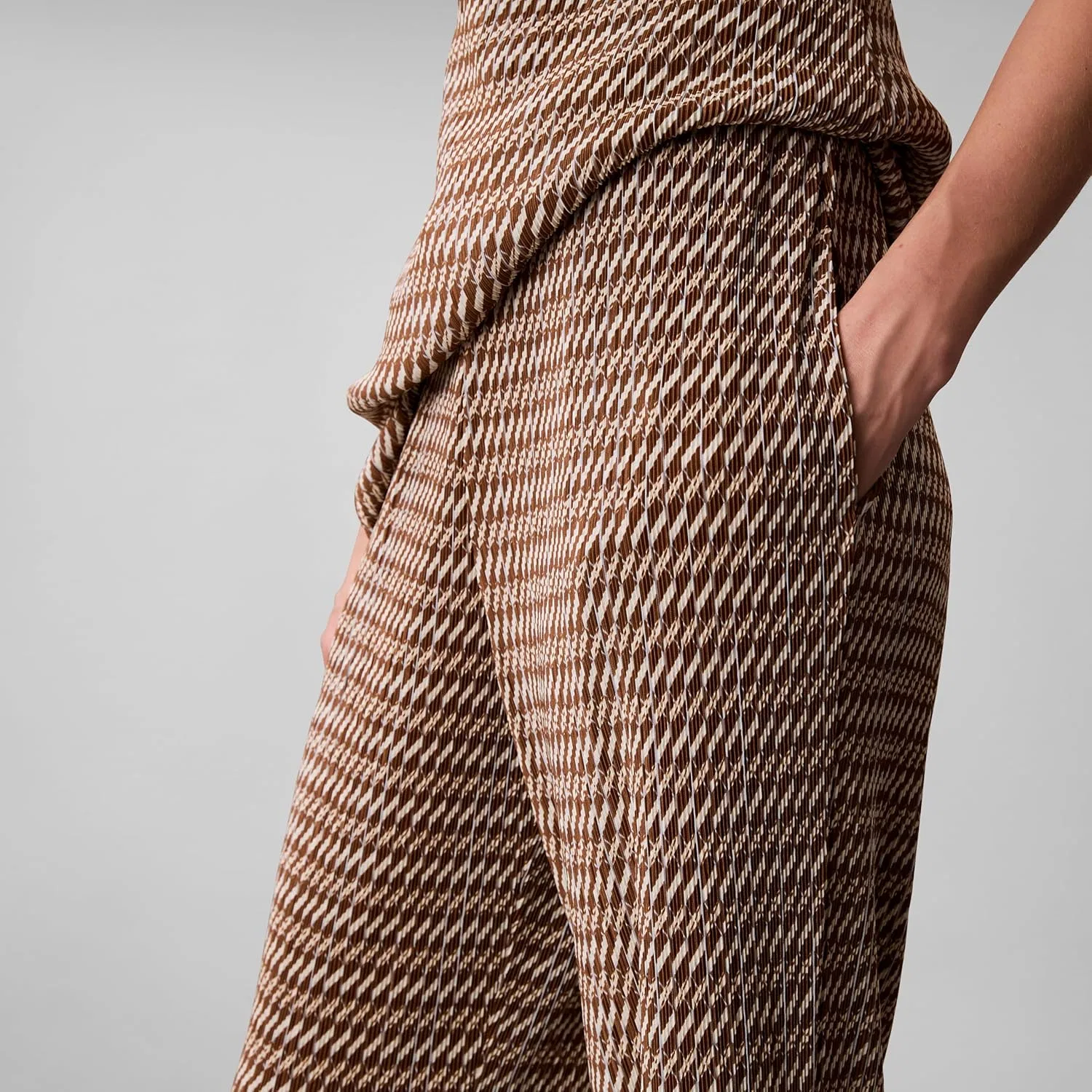 Женская туника принтованная плиссе Printed Plisse Boat Neck Tunic Calvin Klein, Brown Ladder Print — фото 4