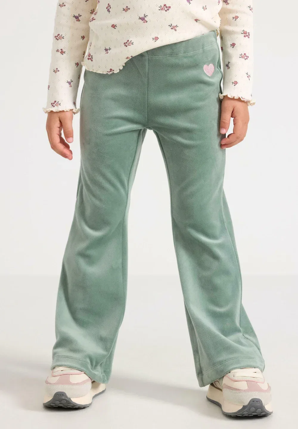 Однотонные расклешенные леггинсы из велюра - брюки Lindex, Light Dusty Green — фото 2