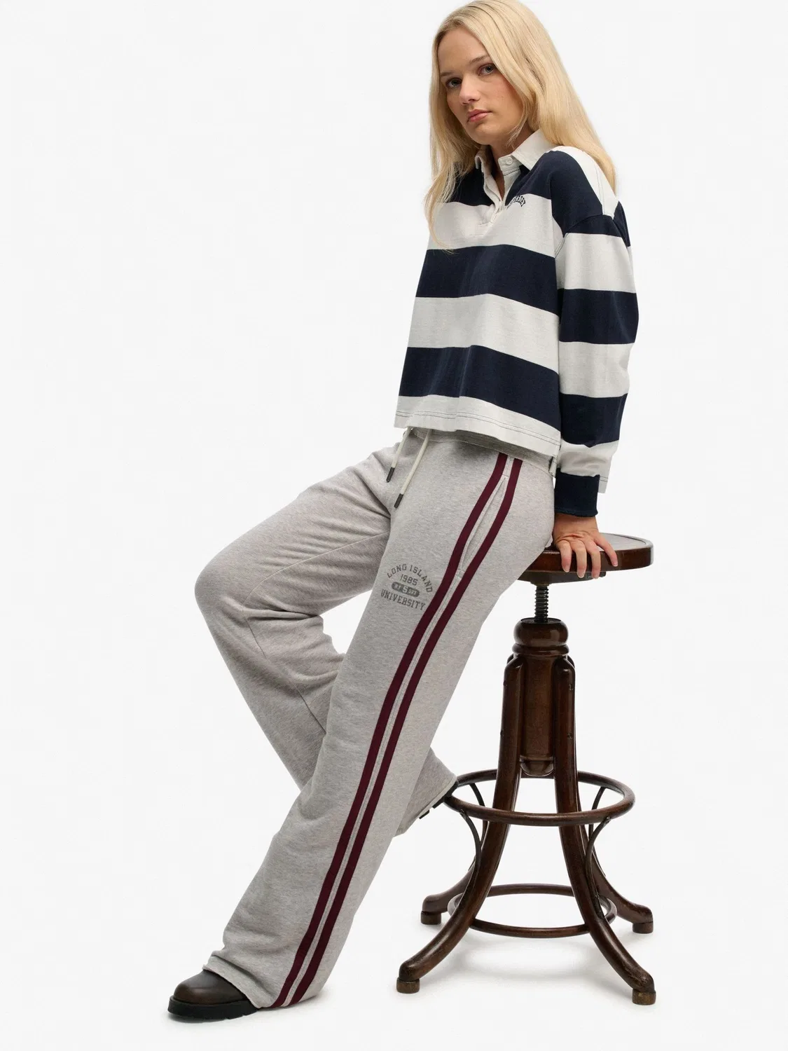 Джоггеры Athletic Essentials Stripe Flare Superdry, серый