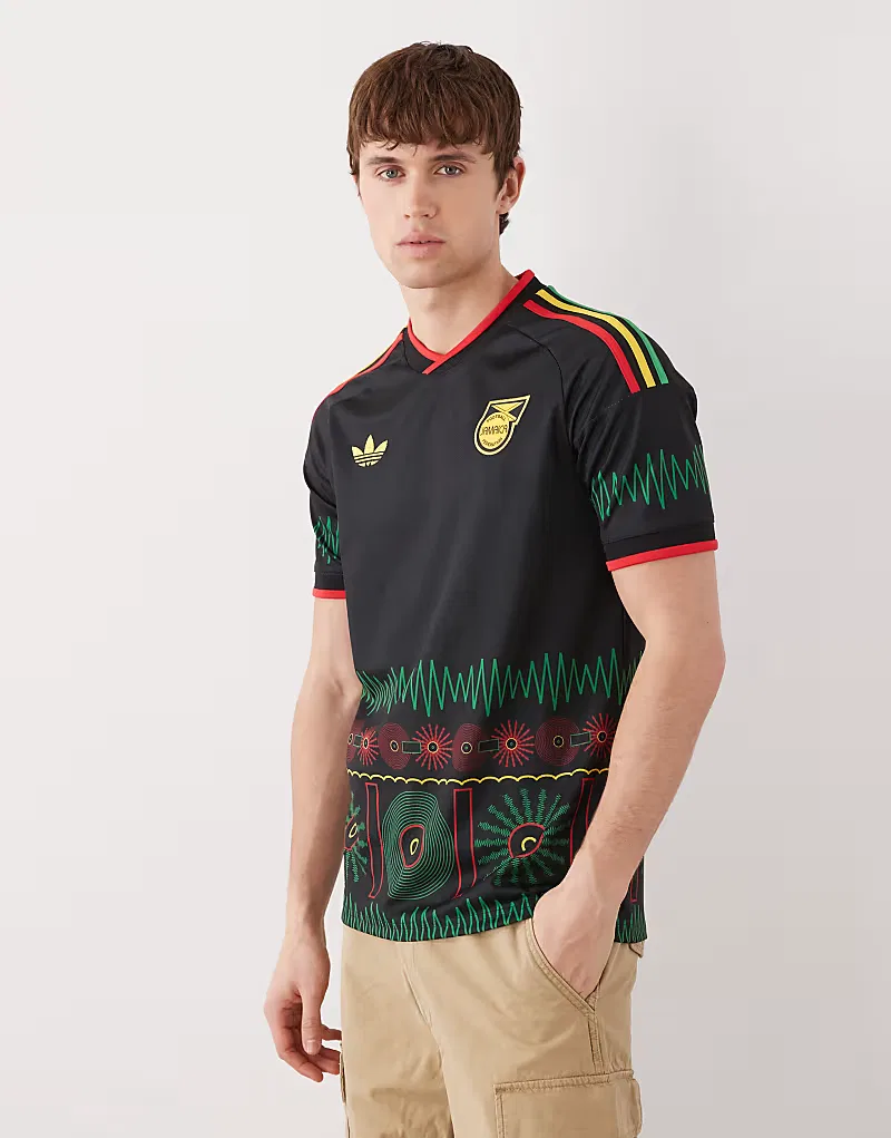 Гостевая футболка сборной Ямайки по футболу Adidas № 26 с черным принтом