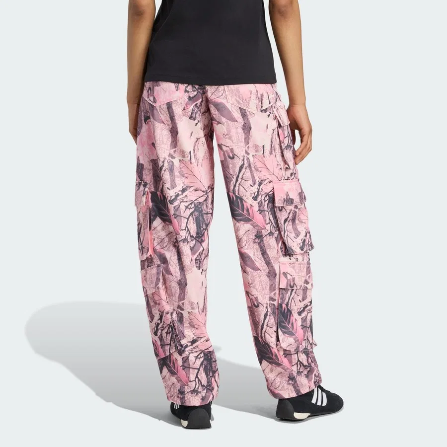 Штаны карго из атласа с камуфляжным принтом Yaprak Kamuflaj Desenli Saten Kargo Pantolon adidas, Розово-белый — фото 2
