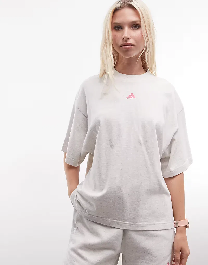 Графическая футболка Adidas Performance Three Stripes Studios в бело-розовых тонах