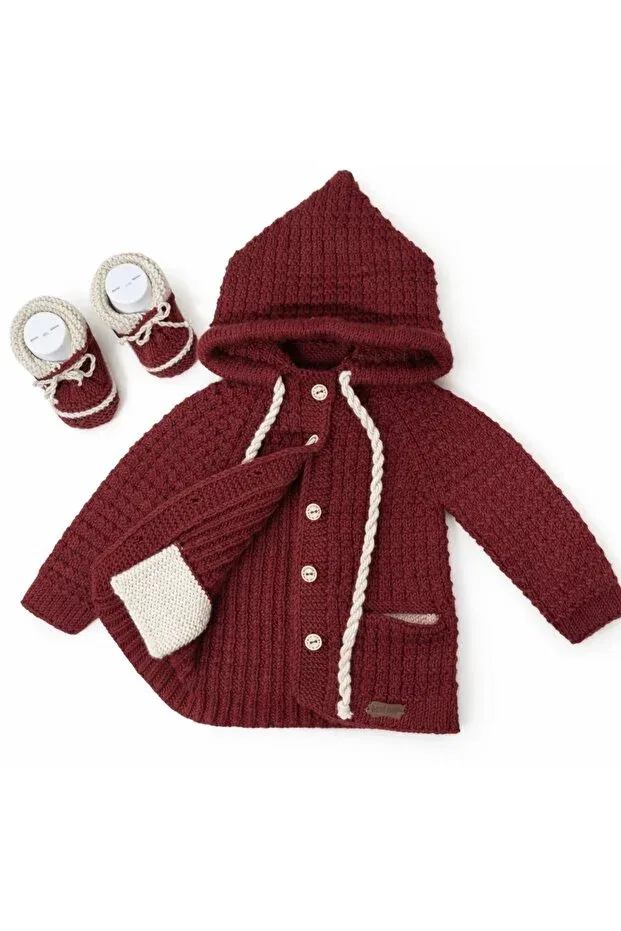 Детский кардиган с капюшоном с комплектом пинеток Hand-Knitted baby boy burgundy colored hooded cardigan with pockets and booties set Minohouse, Burgundy — фото 2