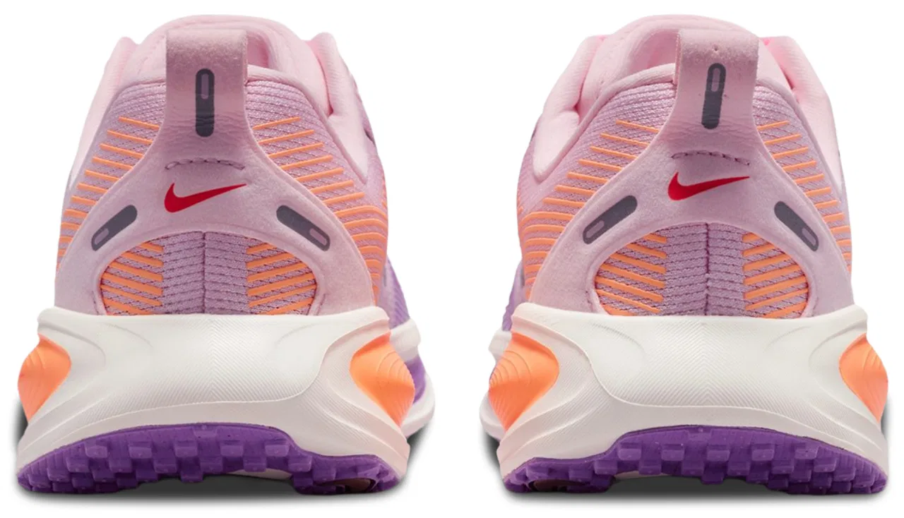 Кроссовки для мальчиков Vomero 18 Nike, цвет Sail/Bright Violet/Orange Pulse — фото 3