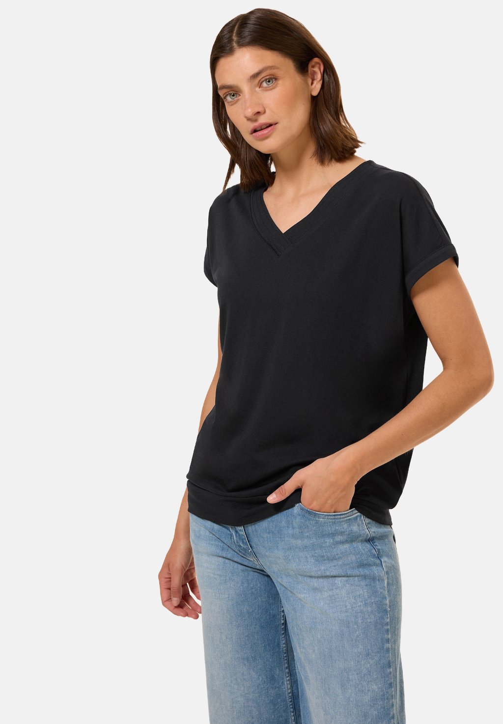 

Базовая футболка V-NECK Cecil, черный