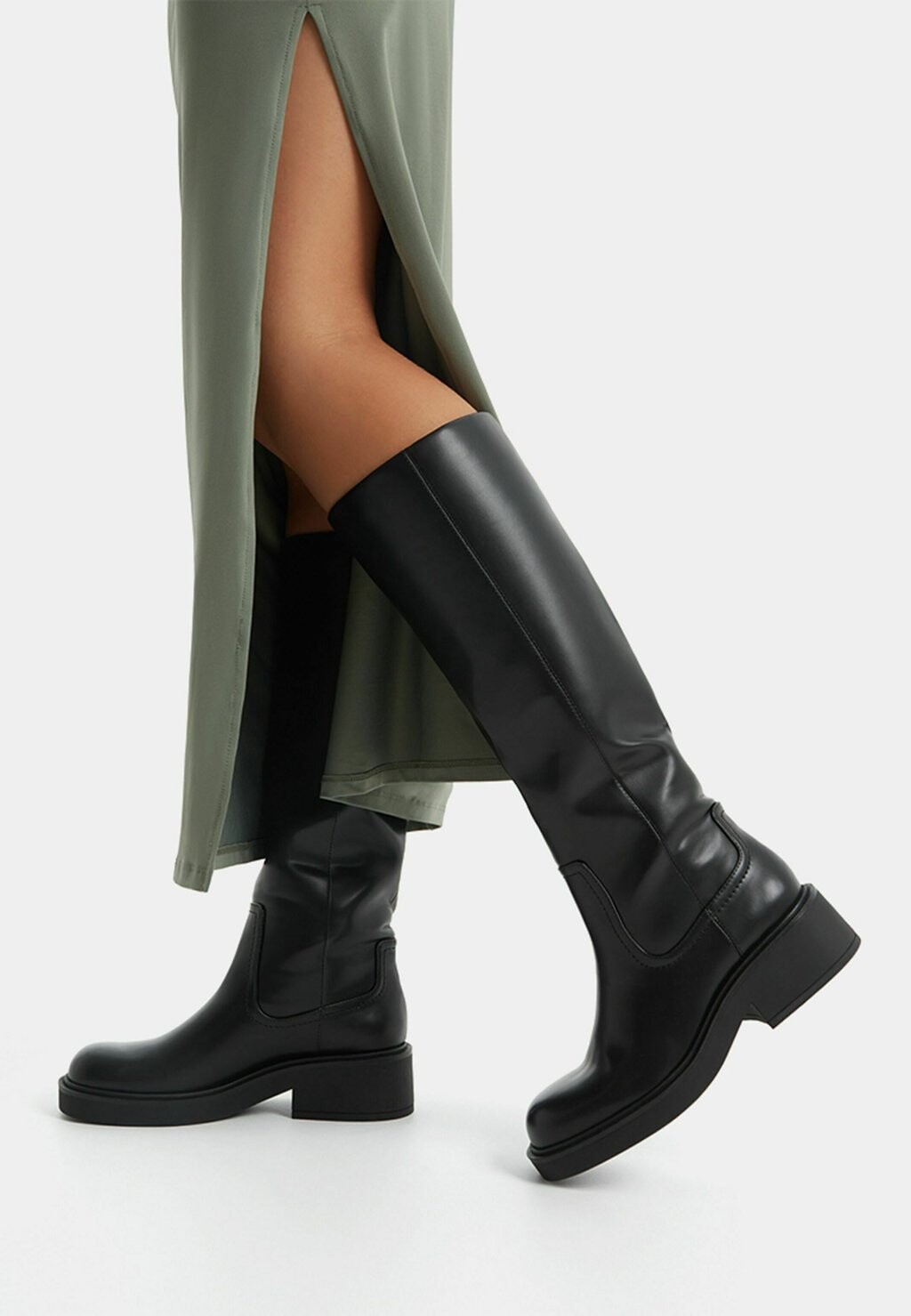 

Высокие сапоги Basic Bershka, черный