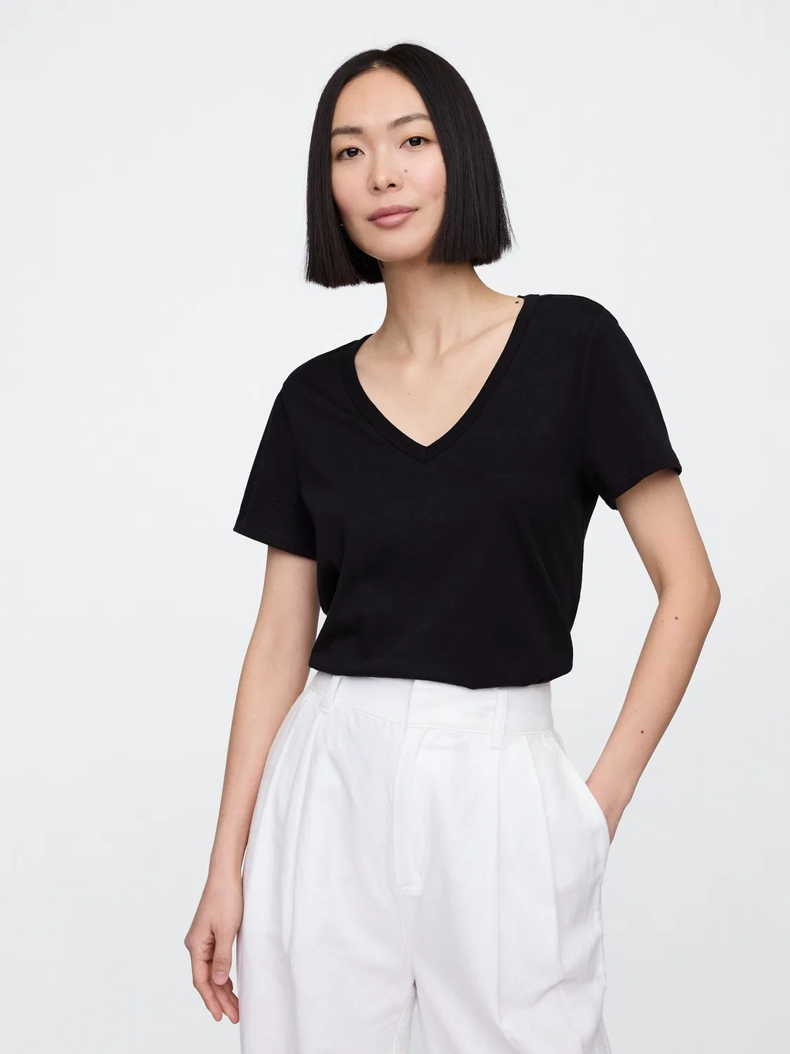 Футболка с V-образным вырезом Gap Black Gap, черный