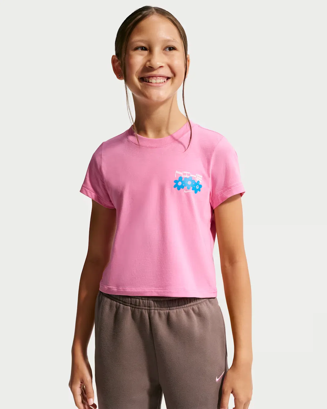 Укороченная футболка приталенного кроя для девочек (подростков) Nike Sportswear, Playful Pink — фото 2