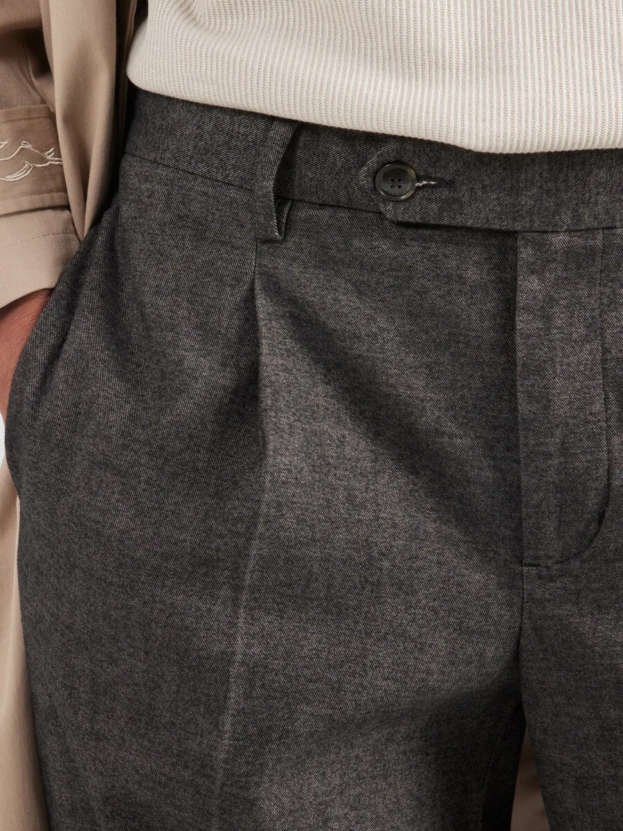 Брюки TOMMY HILFIGER Slim fit с плиссировкой спереди, модель 'Heritage', цвет "мутный черный" — фото 3