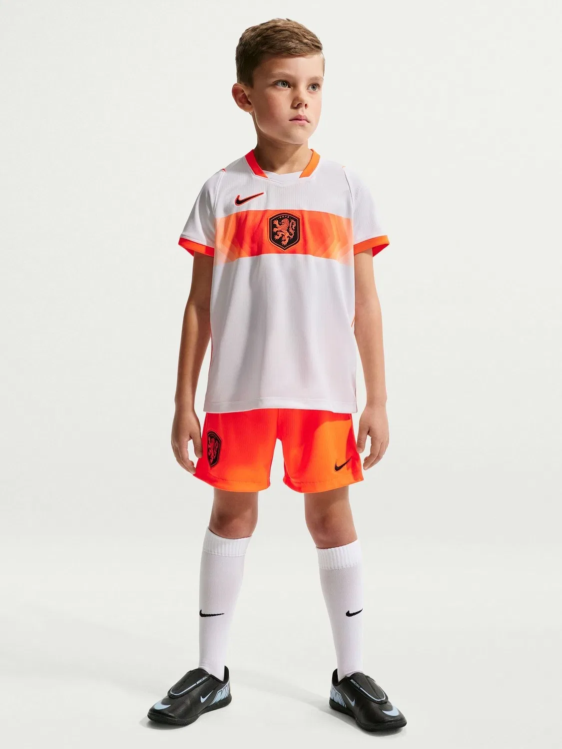 Футбольный комплект Netherlands 2026 Stadium Nike, бело-оранжевый