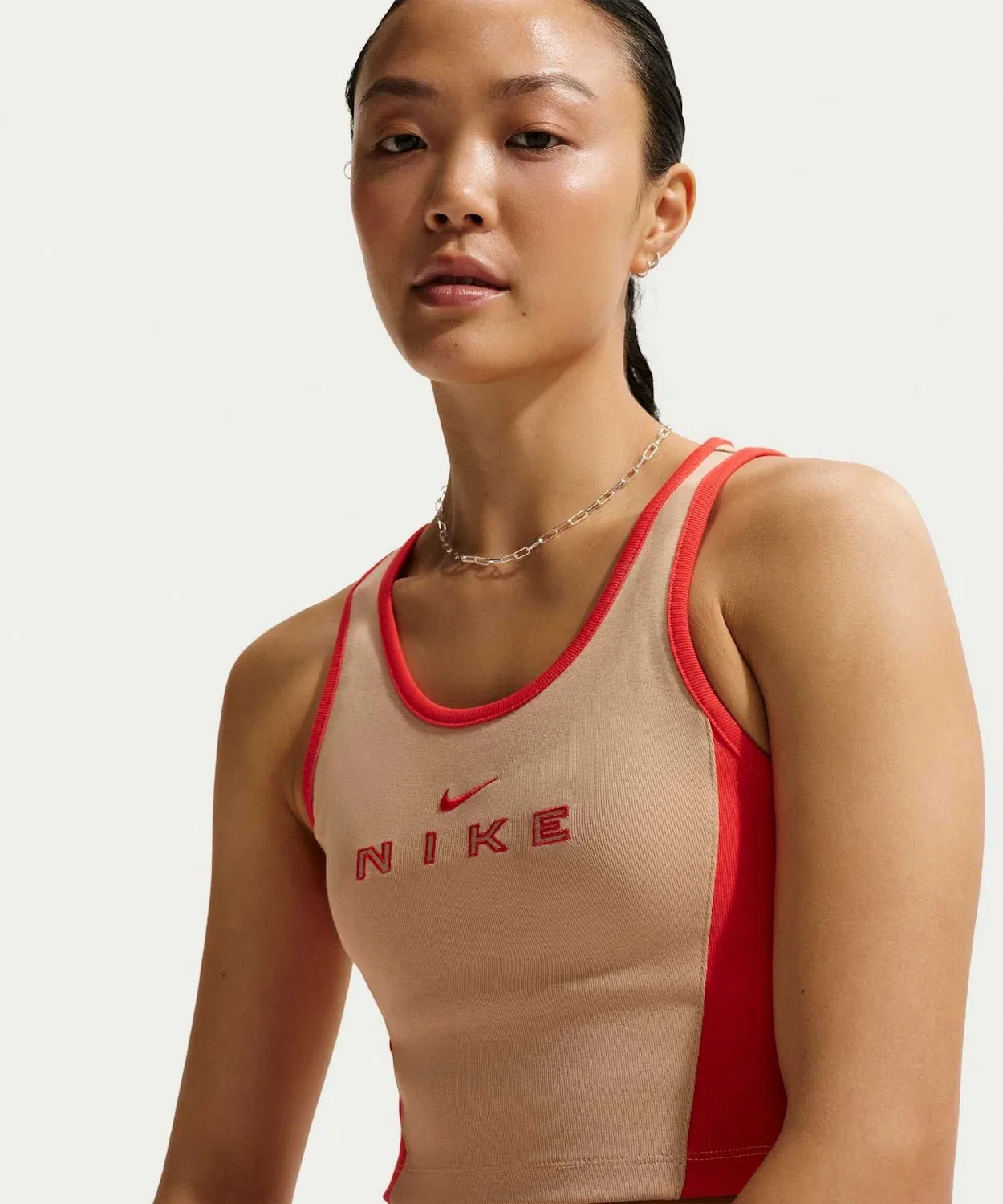 Женский топ без рукавов с графическим принтом Nike Sportswear Tight Graphic Tank Top, Linen — фото 4