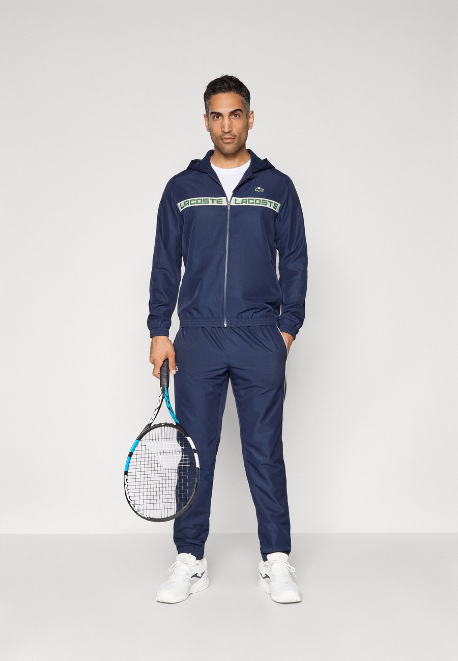 Спортивный костюм Lacoste Sport TENNIS TRACKSUIT HOODED SET, Navy Blue/Dark Blue — фото 2