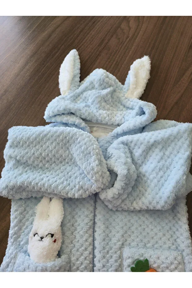 Детское пальто с принтом Soft plush hooded blue unisex children's coat with rabbit pocket toy Jasminya, Blue — фото 4