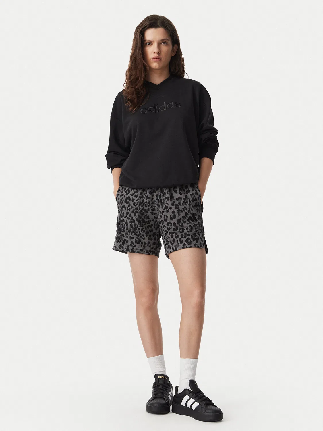 Женская толстовка стандартного кроя Seasonal Essentials Stain V-Neck Sweatshirt Adidas, черный — фото 2