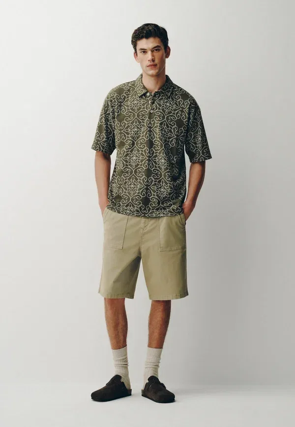 Футболка поло хлопковая Regular fit textured short sleeve polo shirts Next, Khaki Green Craft, зеленый/хаки — фото 2