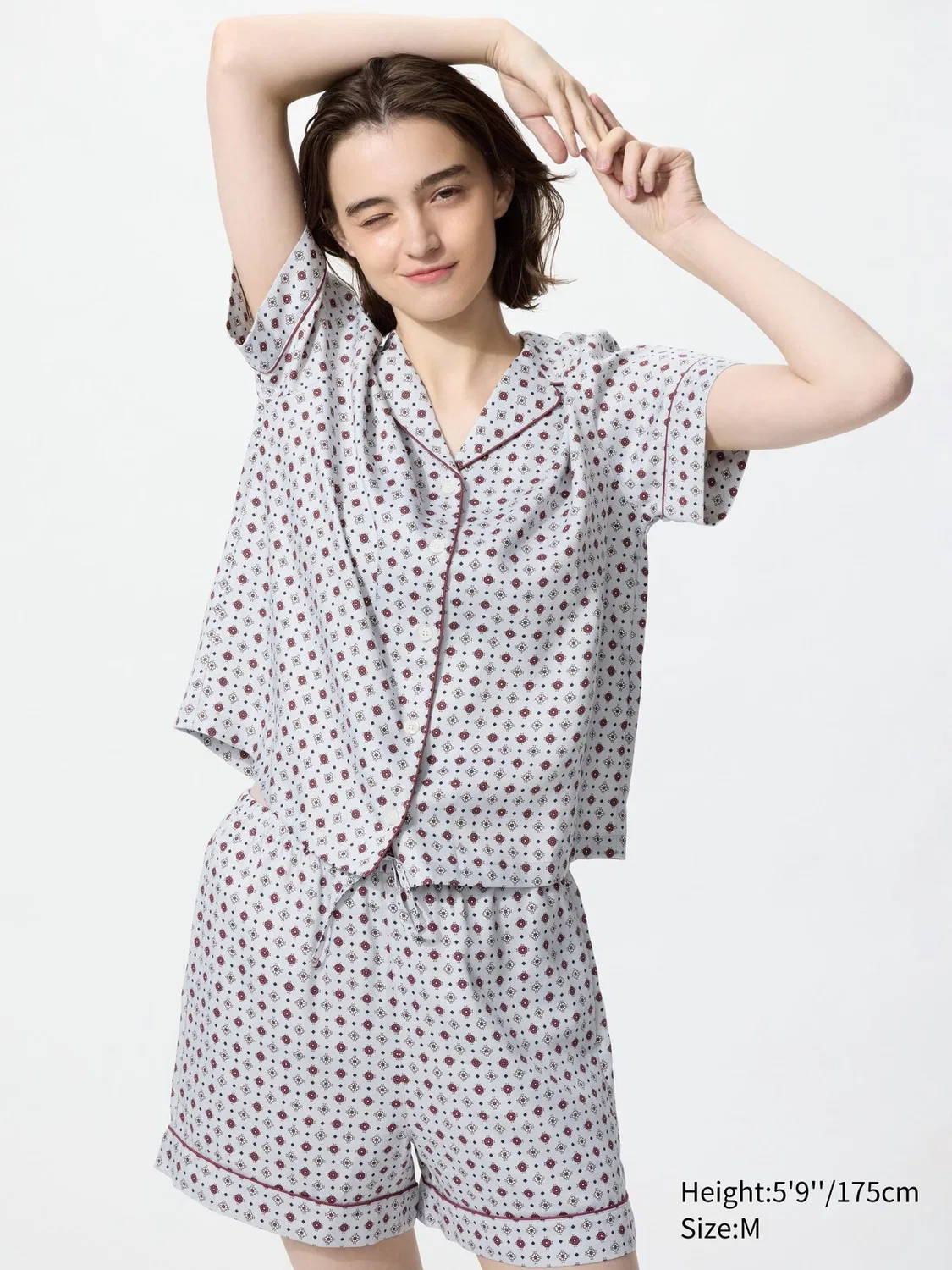 Пижама Uniqlo, атласная с коротким рукавом, с принтом, светло-серый