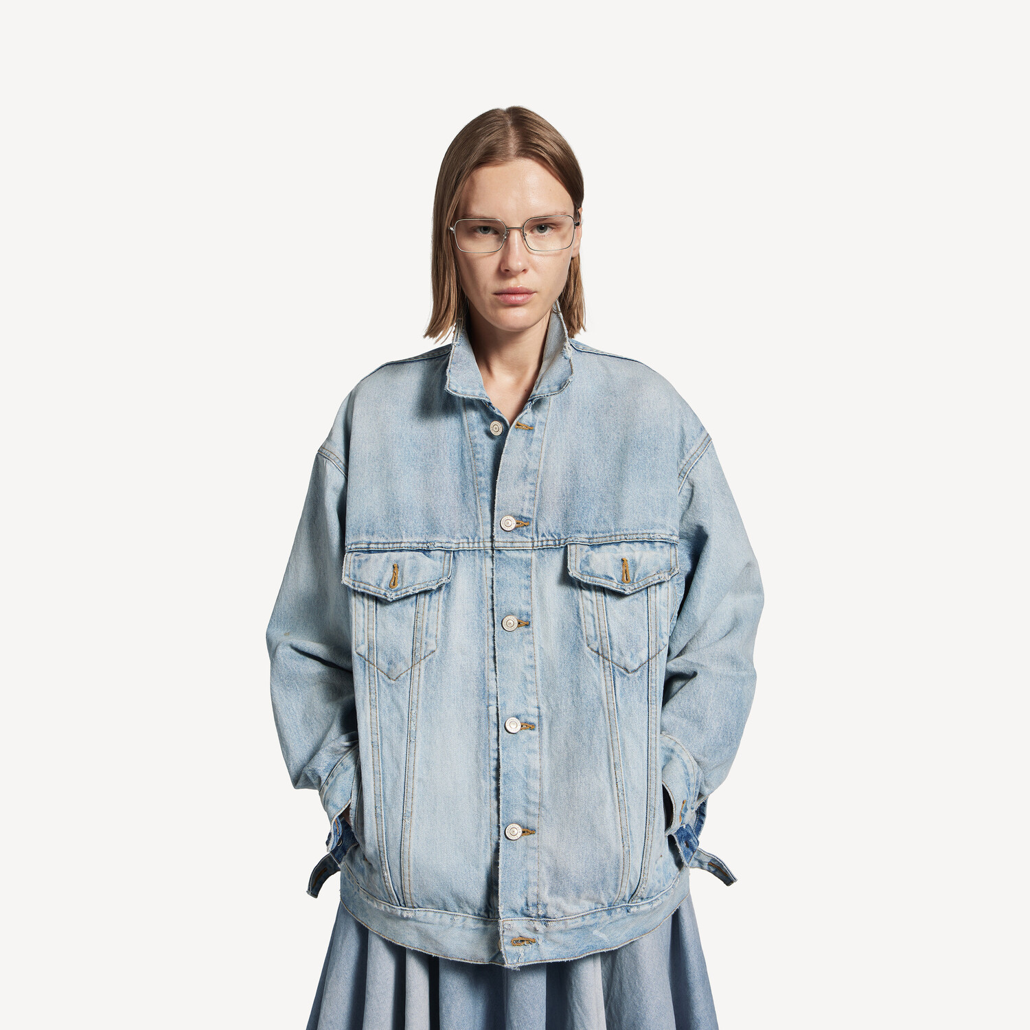 Женская джинсовая куртка прямого кроя в грязно-голубом цвете BALENCIAGA, грязно-голубой — фото 4