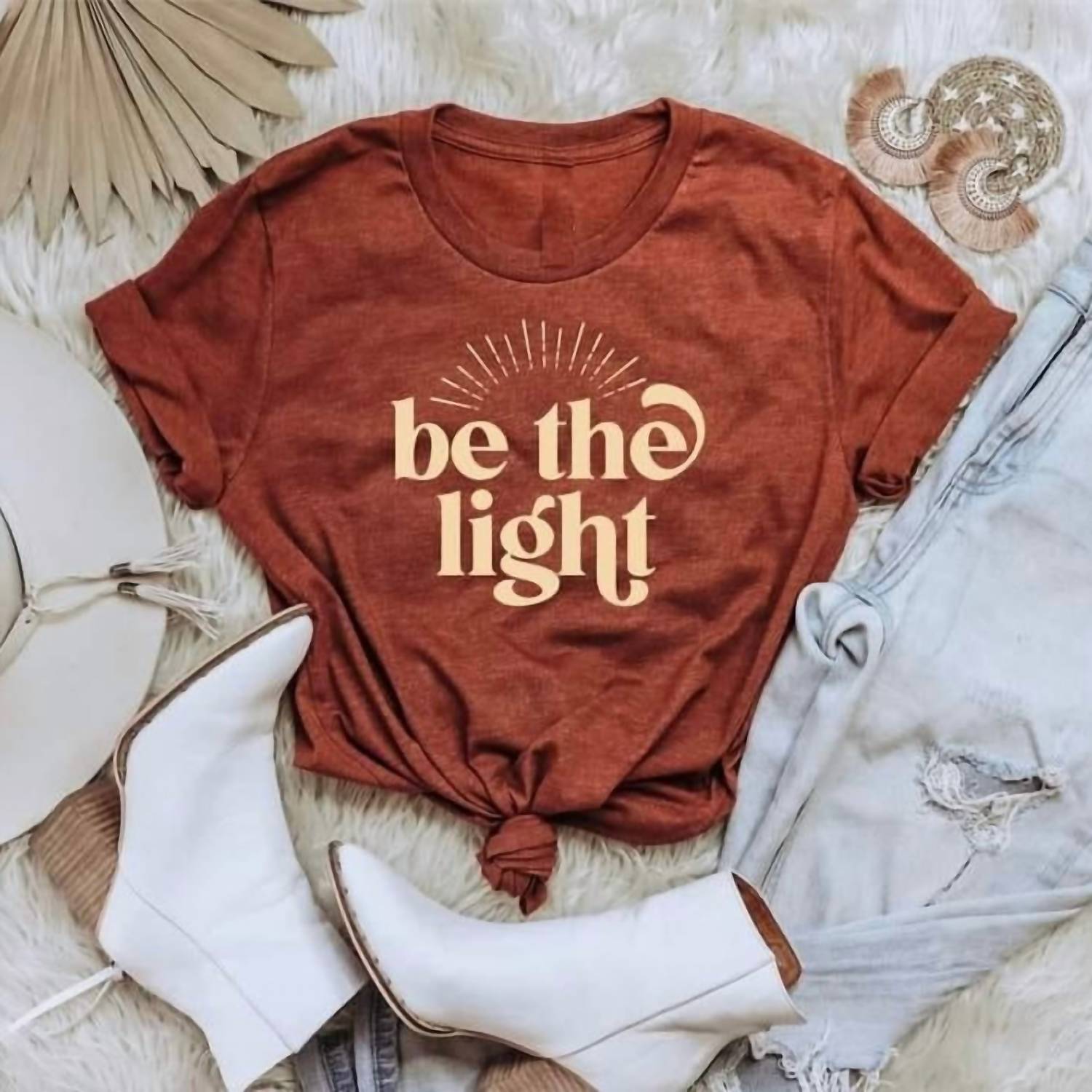 

Женская футболка Be The Light коричневого цвета FOX & OWL APPAREL