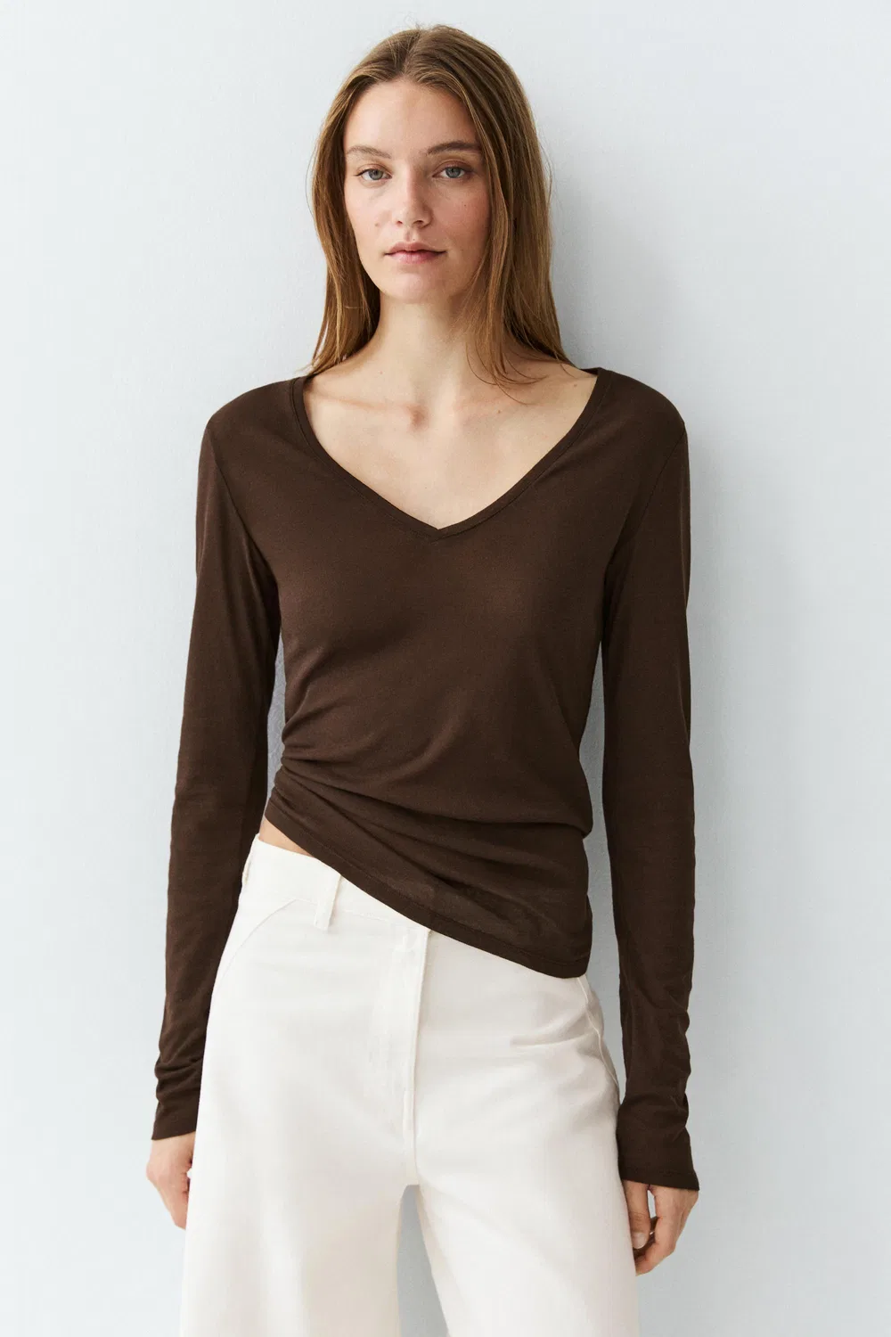 Лонгслив Massimo Dutti Slim Fit V-Neck, коричневый