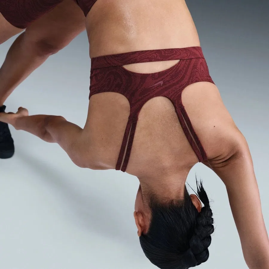 Спортивный бюстгальтер с мягкой поддержкой и чашками Nike Zenvy, Burgundy Crush — фото 4