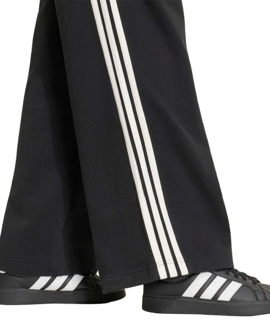 Широкие спортивные брюки с лампасами adidas Kit 3-Stripes Wide Pant, Black Off White — фото 4