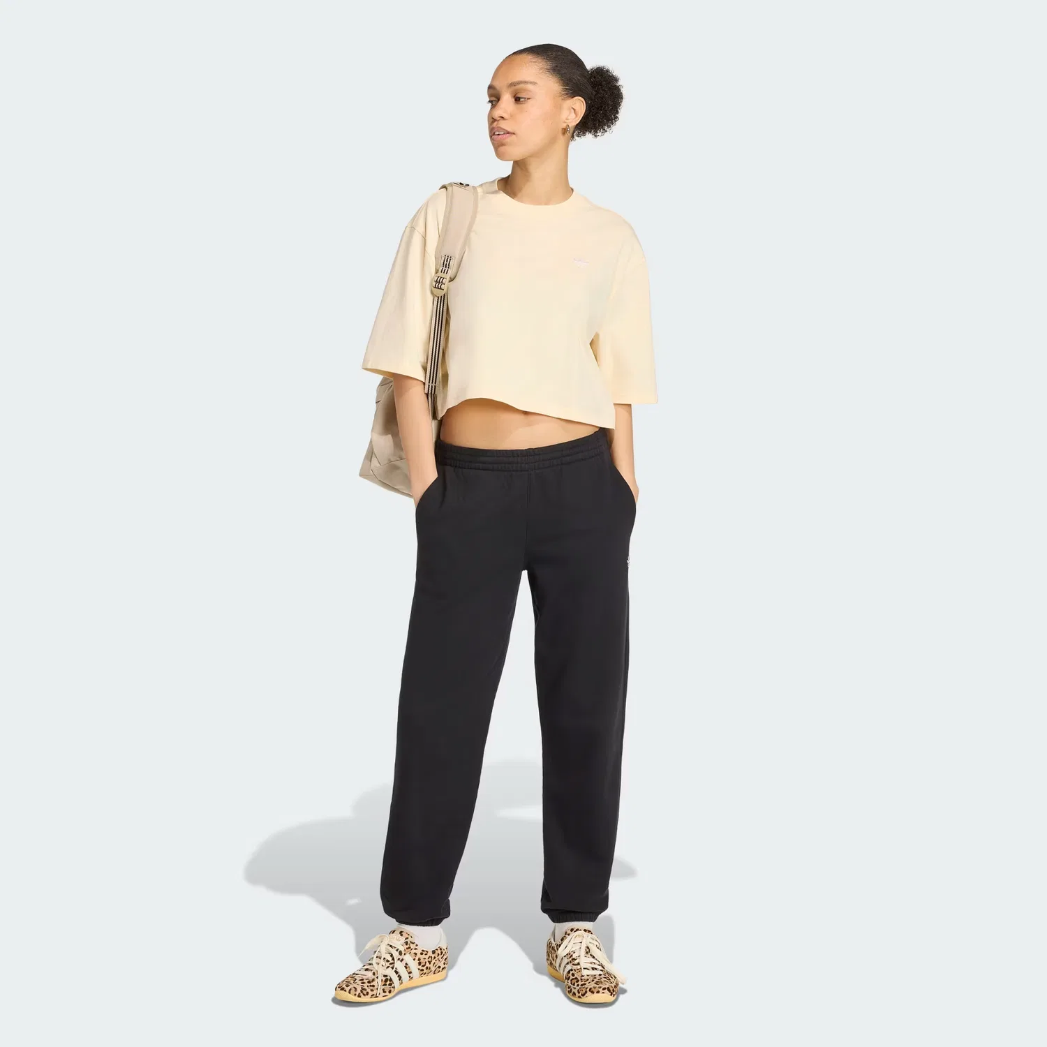 Женская укороченная футболка с круглым вырезом Essentials Crop Tee Adidas Originals, теплый ванильный — фото 3