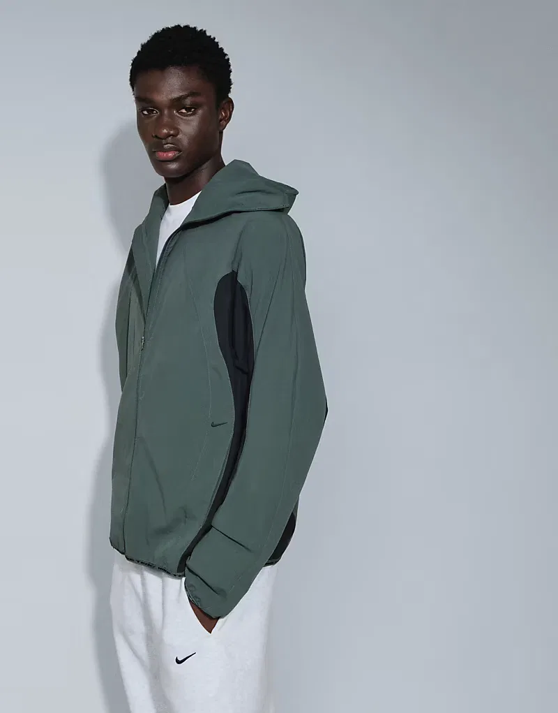 Куртка Nike Tech Helios Sun с капюшоном и козырьком, темно-зеленый