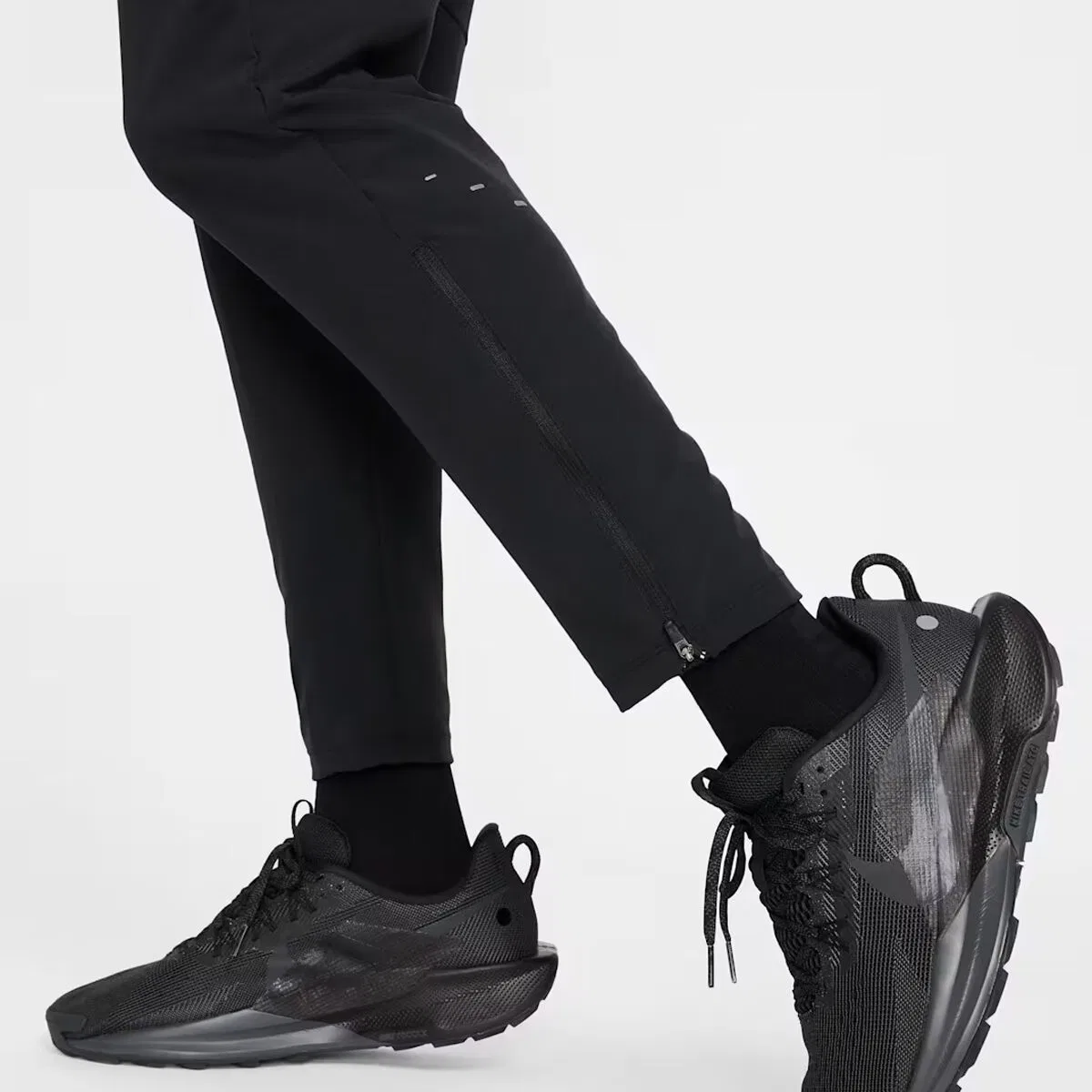 Мужские беговые штаны с технологией Dri-FIT Stride Woven Pant Nike, Black Reflective Silv — фото 3