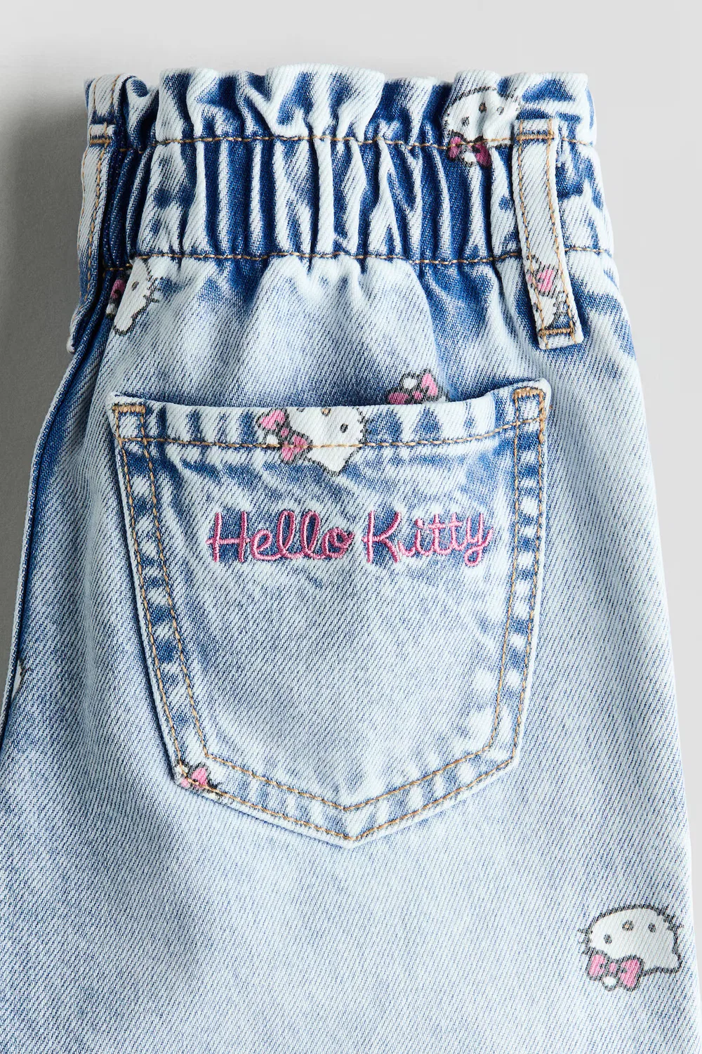 Джинсы с широкими штанинами и декоративным рисунком H&M, Helles Denimblau/Hello Kitty — фото 3
