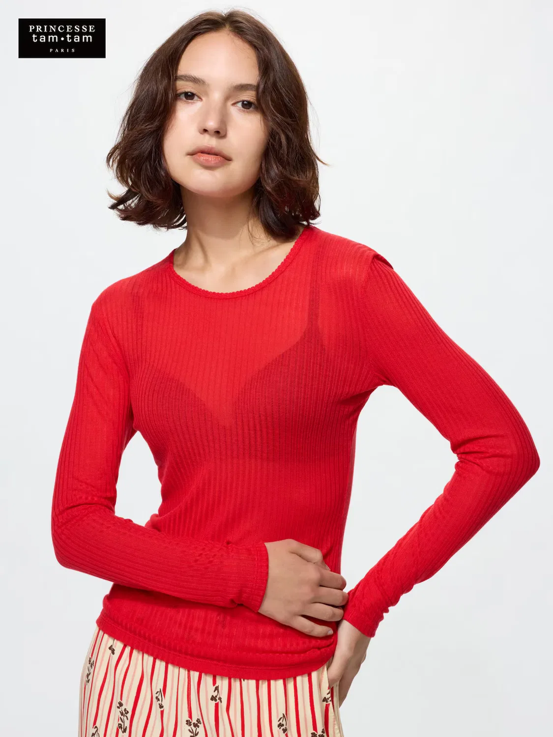 Футболка Uniqlo, ультратеплая из кашемировой смеси heattech с ажурной отделкой, красный