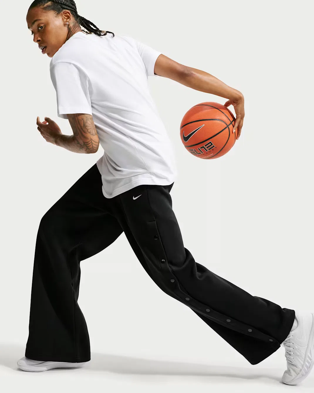 Женские баскетбольные брюки из флиса Therma-FIT с отрывными элементами Nike, Black/White — фото 4
