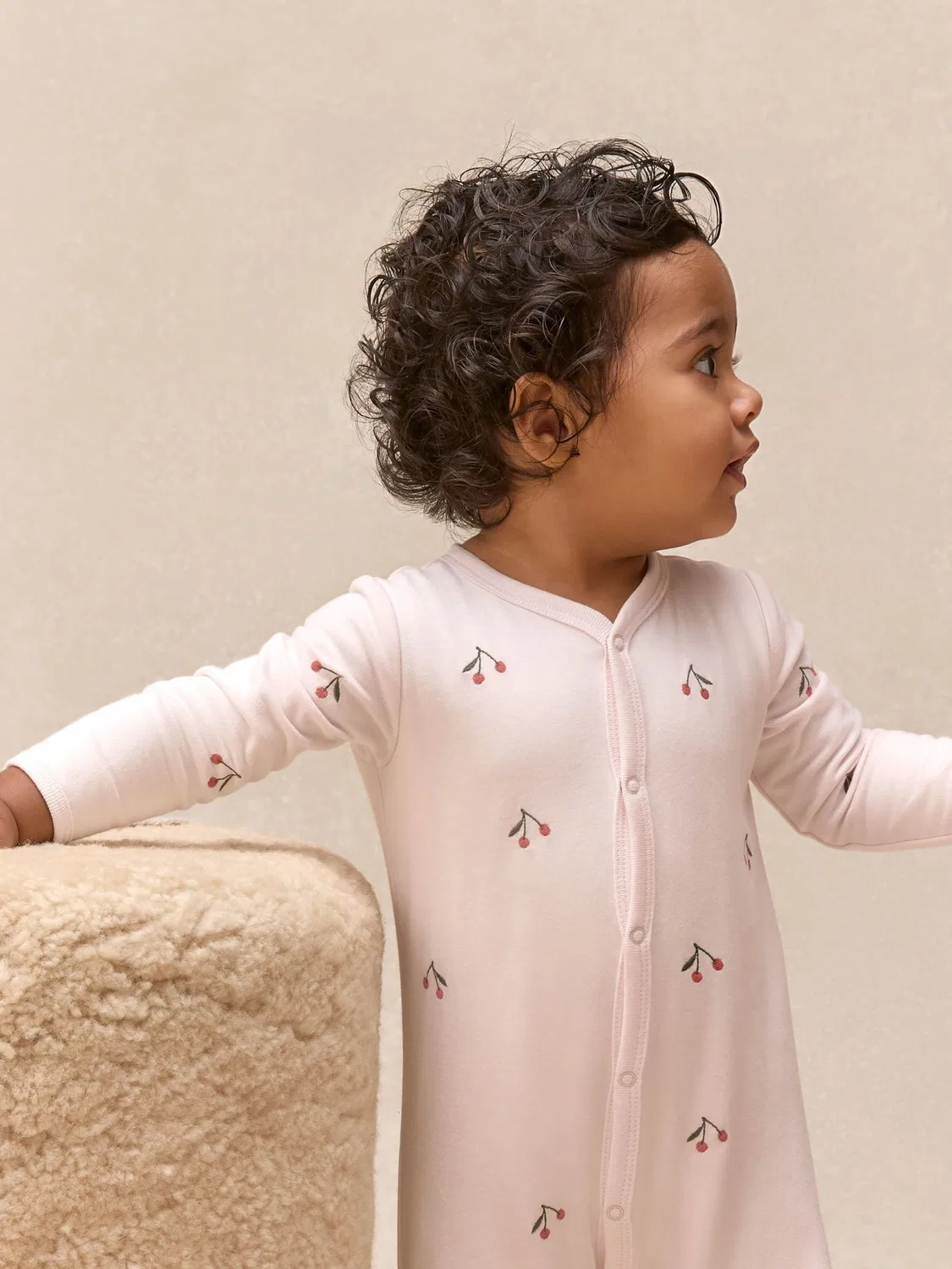 Комбинезон для сна с вышивкой вишен The White Company, розовый — фото 4