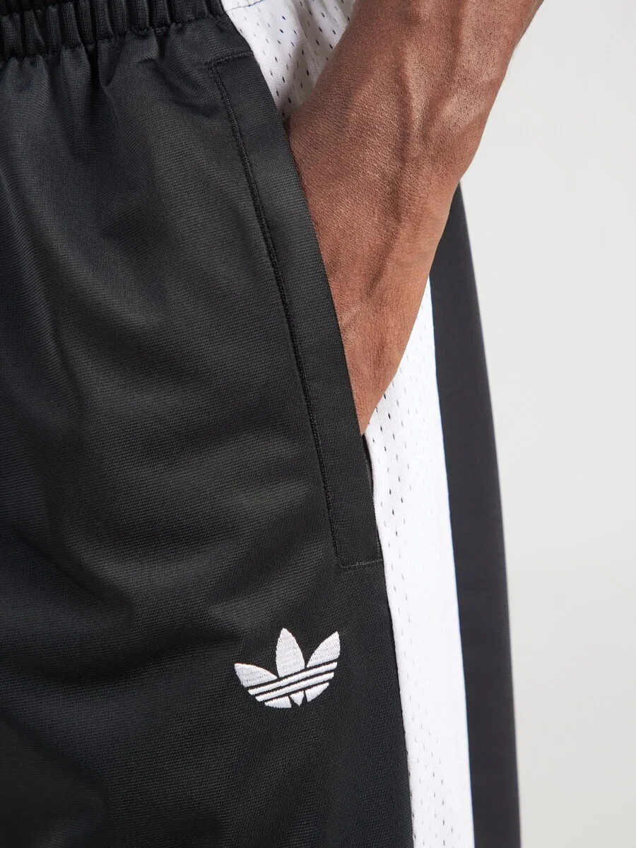 Свободные шорты ADIDAS ORIGINALS черного цвета — фото 2