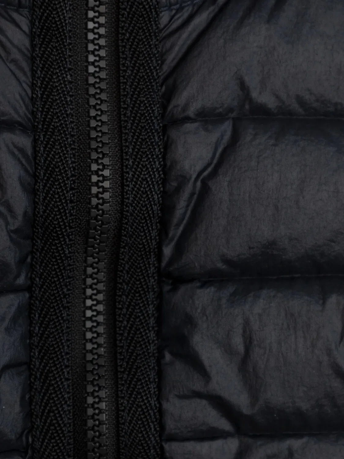 Stone Island Темно-синяя стеганая куртка с капюшоном и логотипом — фото 3