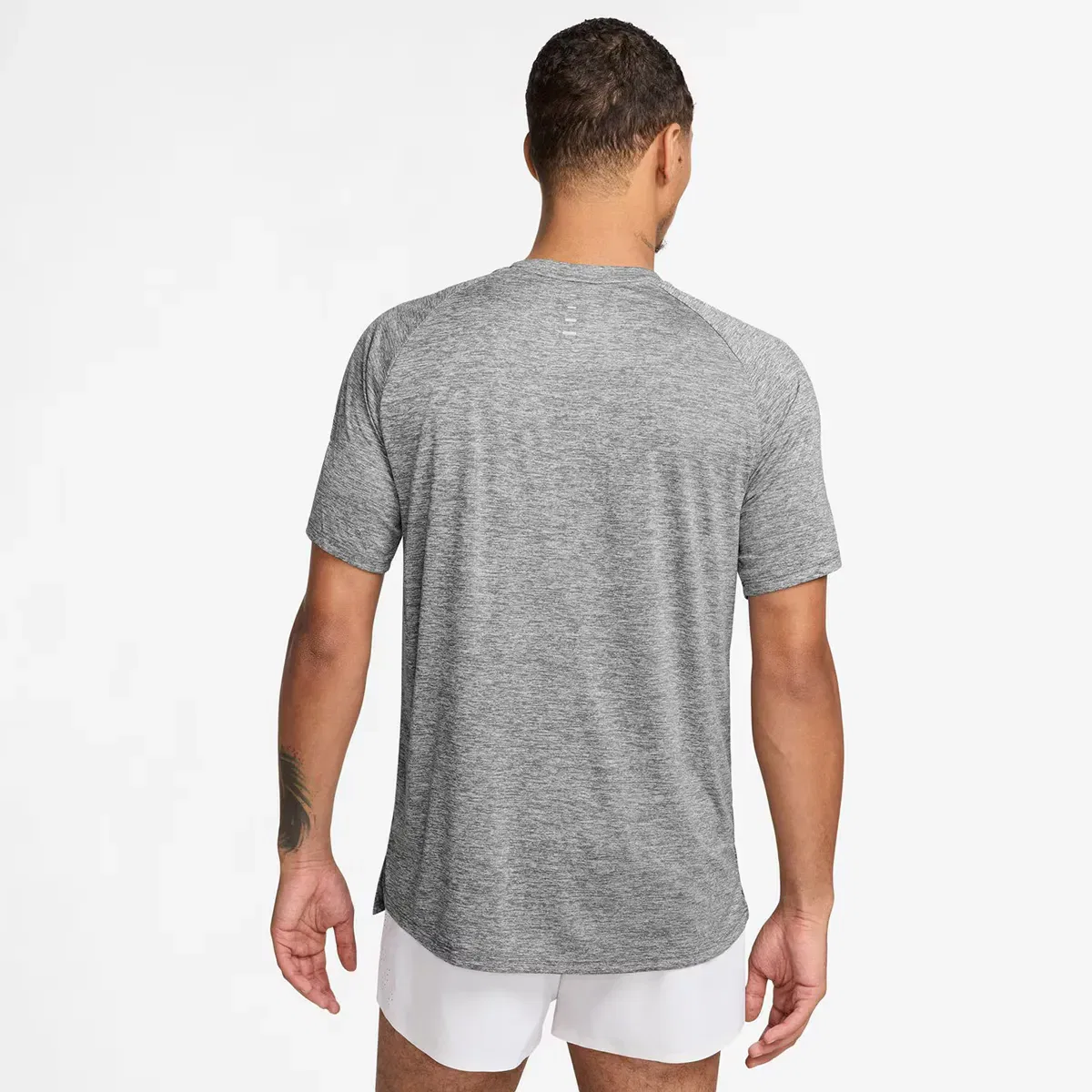 Мужская футболка с коротким рукавом Nike Stride Dri-FIT ADV, Цвет Gris — фото 2