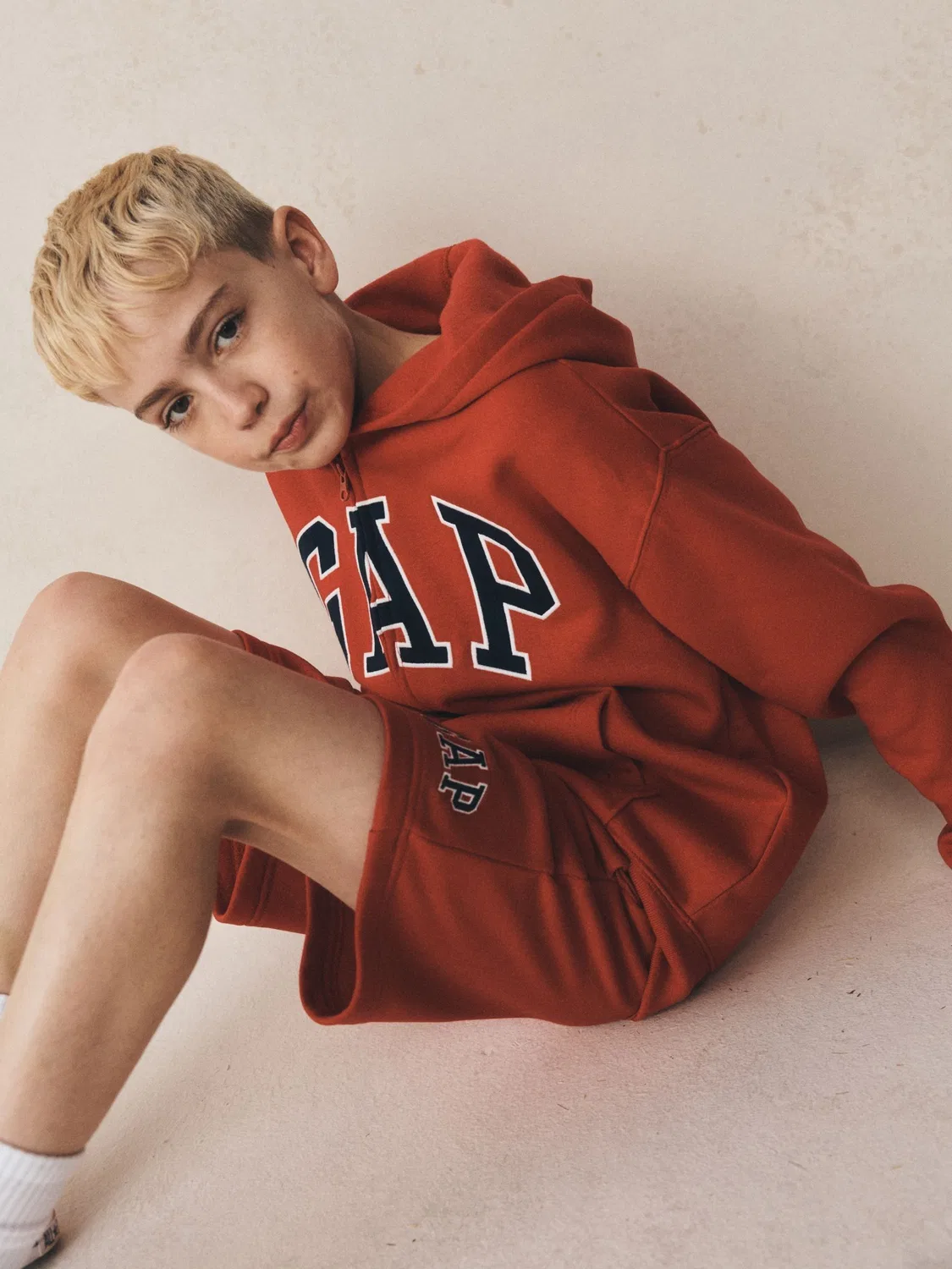 Худи на молнии Gap Relaxed Logo French Terry, красный — фото 2