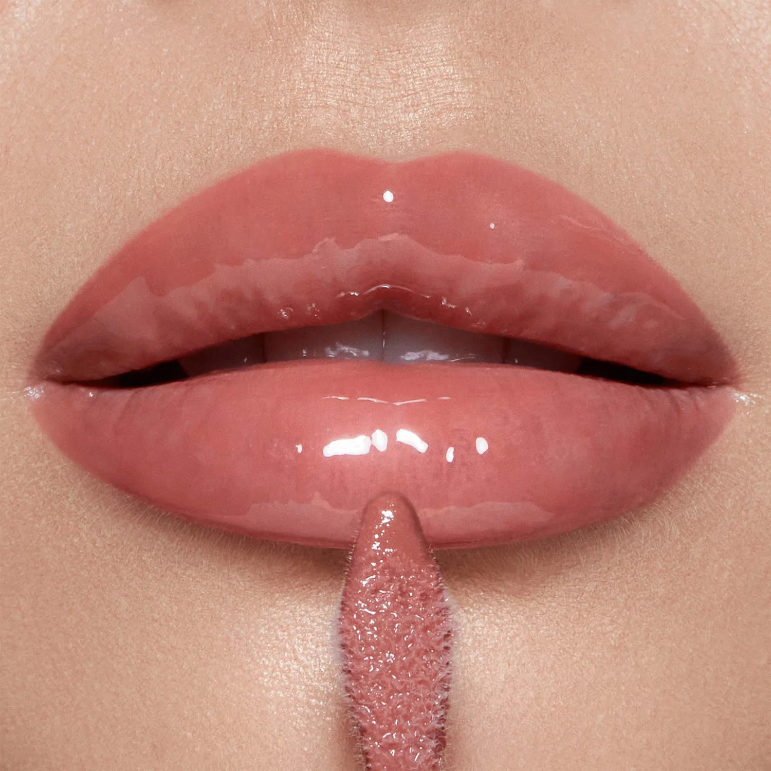 Блеск для губ увеличивающий Pillow Talk Big Lip Plumpgasm Charlotte Tilbury, Fair/Medium — фото 2