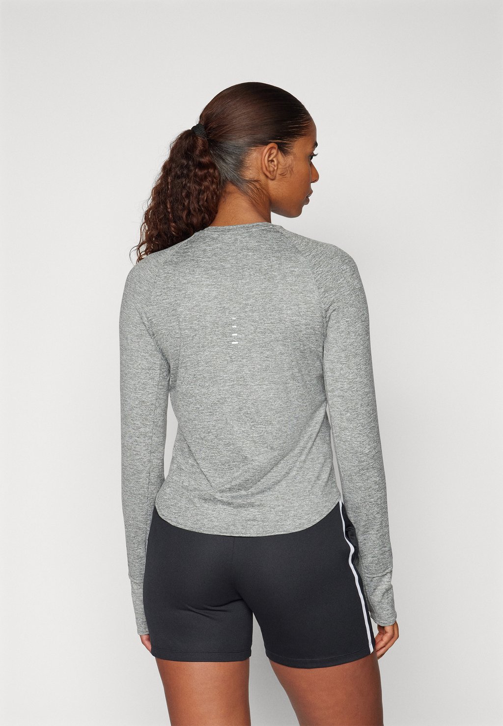 

Топ с длинными рукавами SWIFT Nike Performance, серый