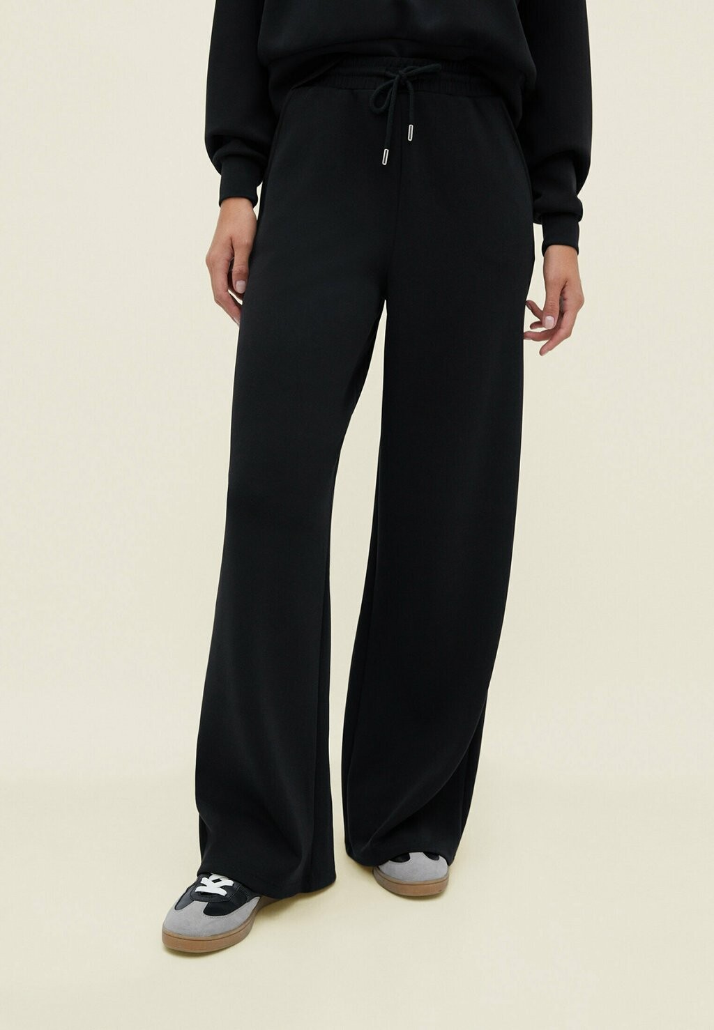 

Спортивные брюки Palazzo Stradivarius, черный