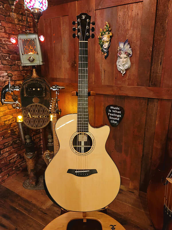 

Акустическая гитара Furch Yellow DLX SR with FREE Furch Guitar Strap 105503