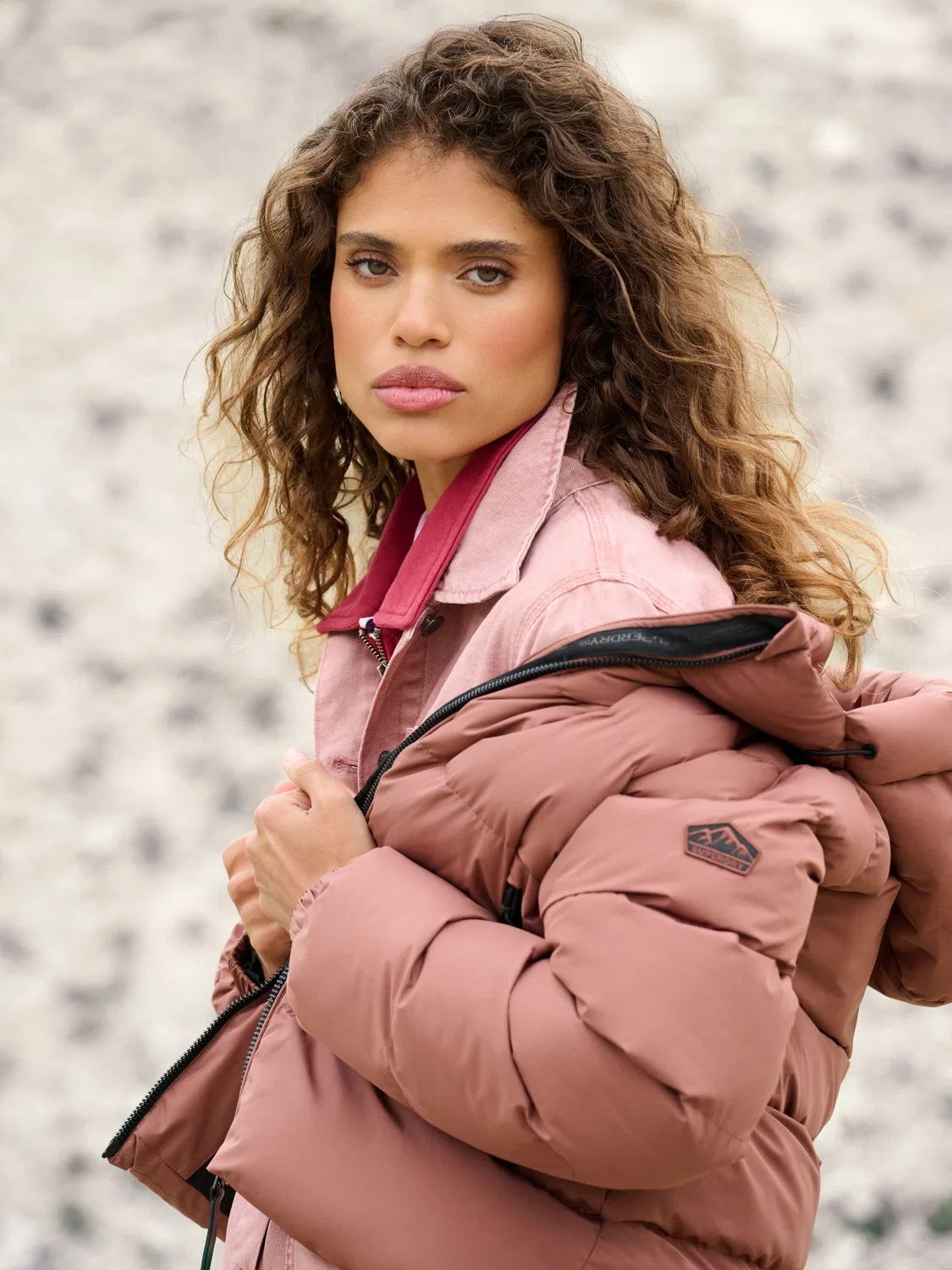 Пуховик спортивный с капюшоном Superdry, коричневый — фото 3
