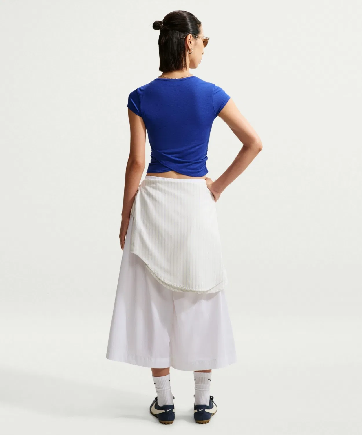 Женские широкие укороченные брюки-кюлоты из поплина Nike Sportswear Mid-Rise Poplin Culottes, Белый — фото 4
