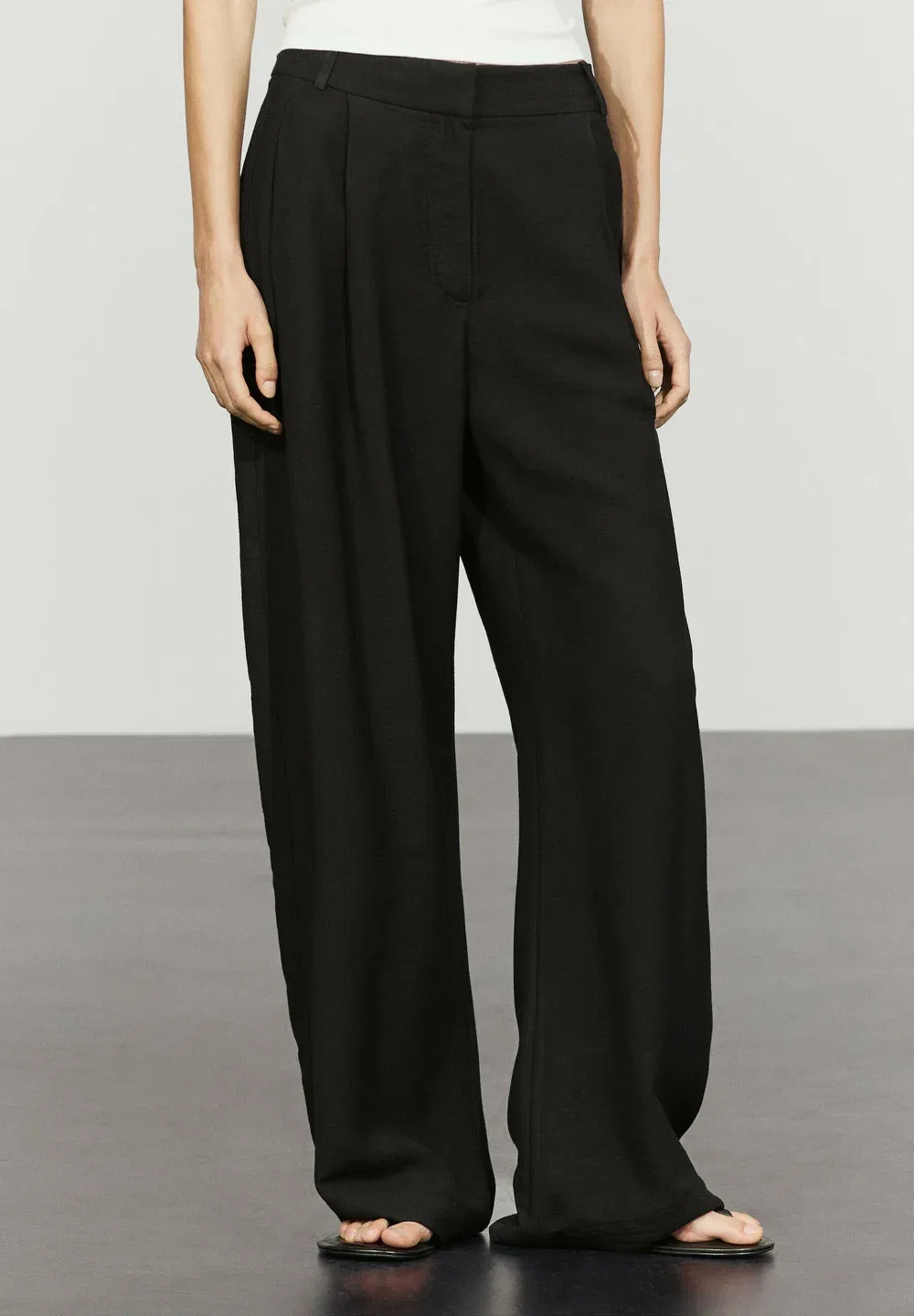 Брюки с плиссировкой, облегающего силуэта Massimo Dutti, Black