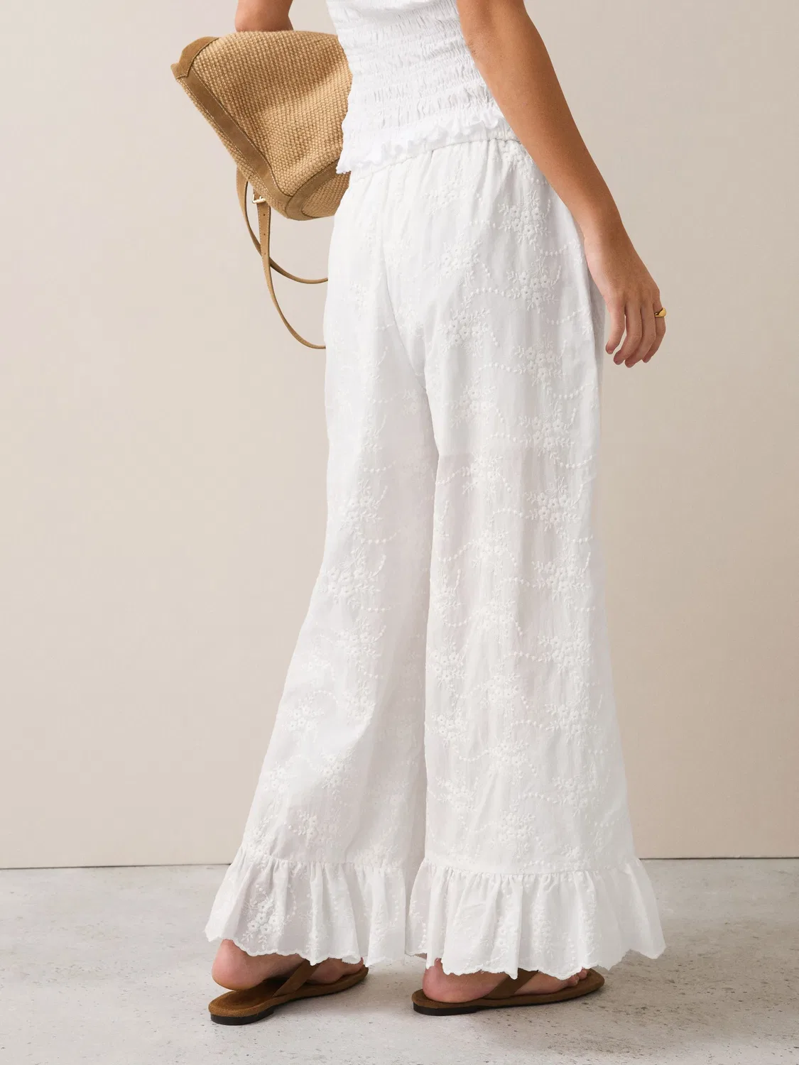 Брюки с вышивкой и оборкой, модель Ecru Broderie Frill Hem Crop Wide Next, цвет экрю — фото 3