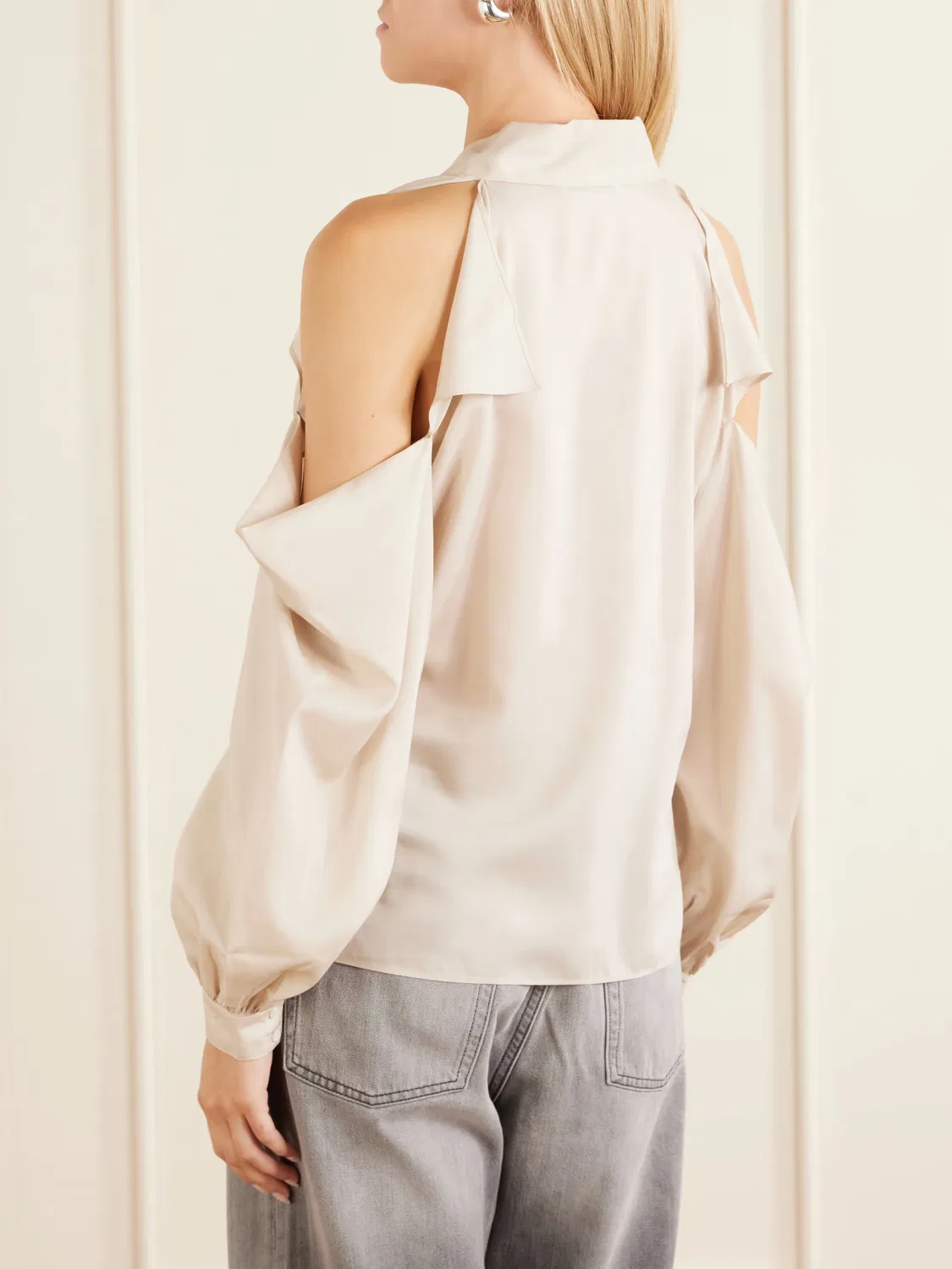 Блузка из лиоцелла с бантом и вырезами Acne Studios, бежевый — фото 3