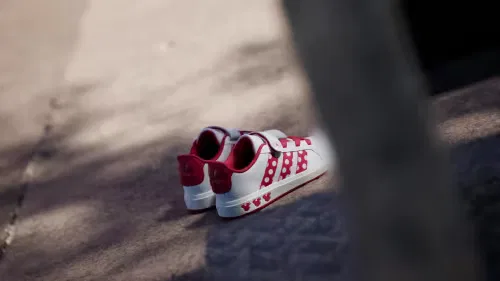 Детские кроссовки с графикой Minnie Mouse Grand Court Adidas Sportswear, белый/рубиновый/айвори — фото 2