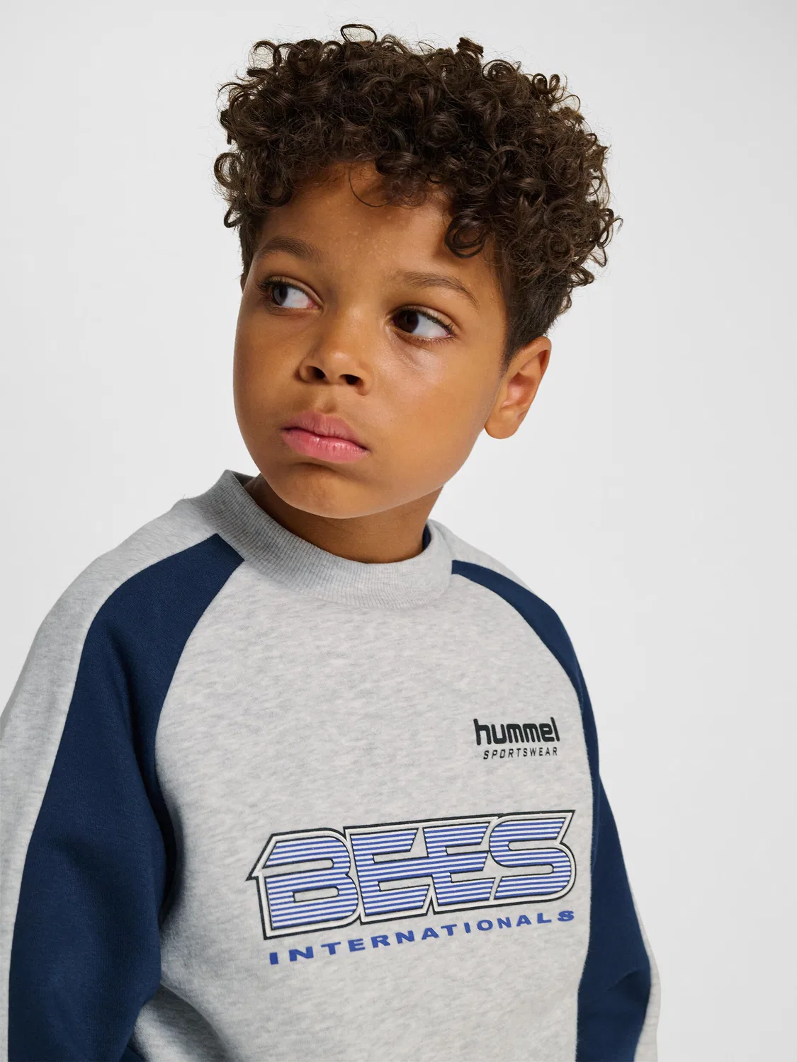 Детский свитшот оверсайз Hmljr Oversized Iconic Crew Bees Hummel, Grau Hellgrau — фото 4