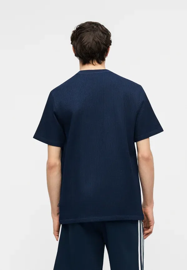 Футболка с вафельным рисунком - базовая футболка Adidas Originals, индиго — фото 4